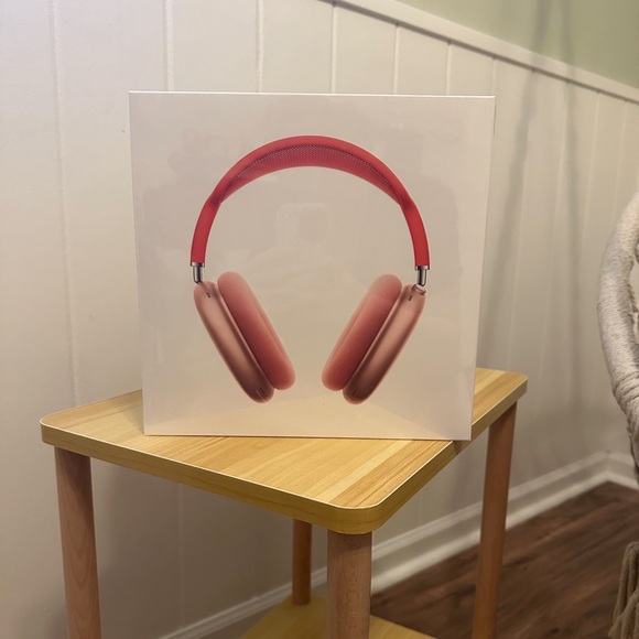 AirPod maxes pink. - Picture 1 of 2